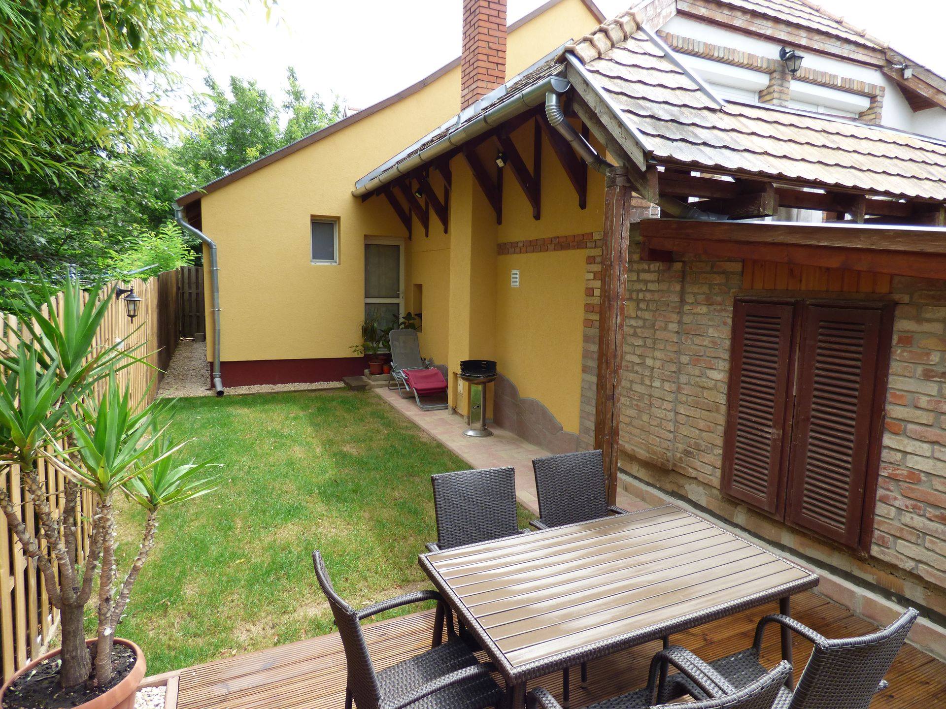 Az apartmanhoz tartozó udvarrész napozóággyal és grillsütővel