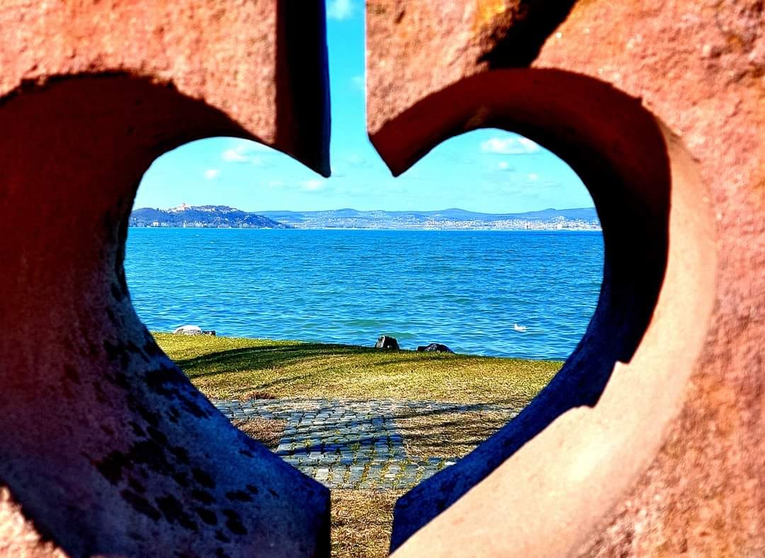 Szív alakú kőkapun át a Balatonra nyíló kilátás